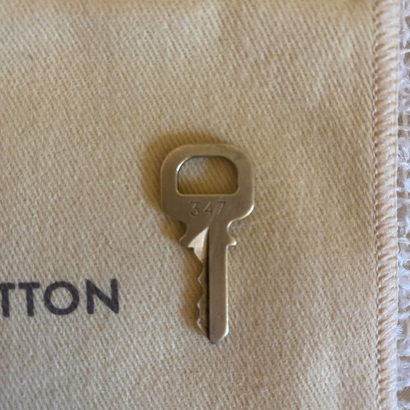 Key 347 AUTHENTIC price FIRM 99 - Picture 2 of 5